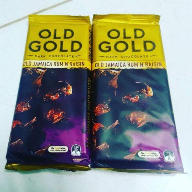 Socola đen nhân rum nho Úc Cadbury Old Gold. Hạn sử dụng tháng 1 năm 2020