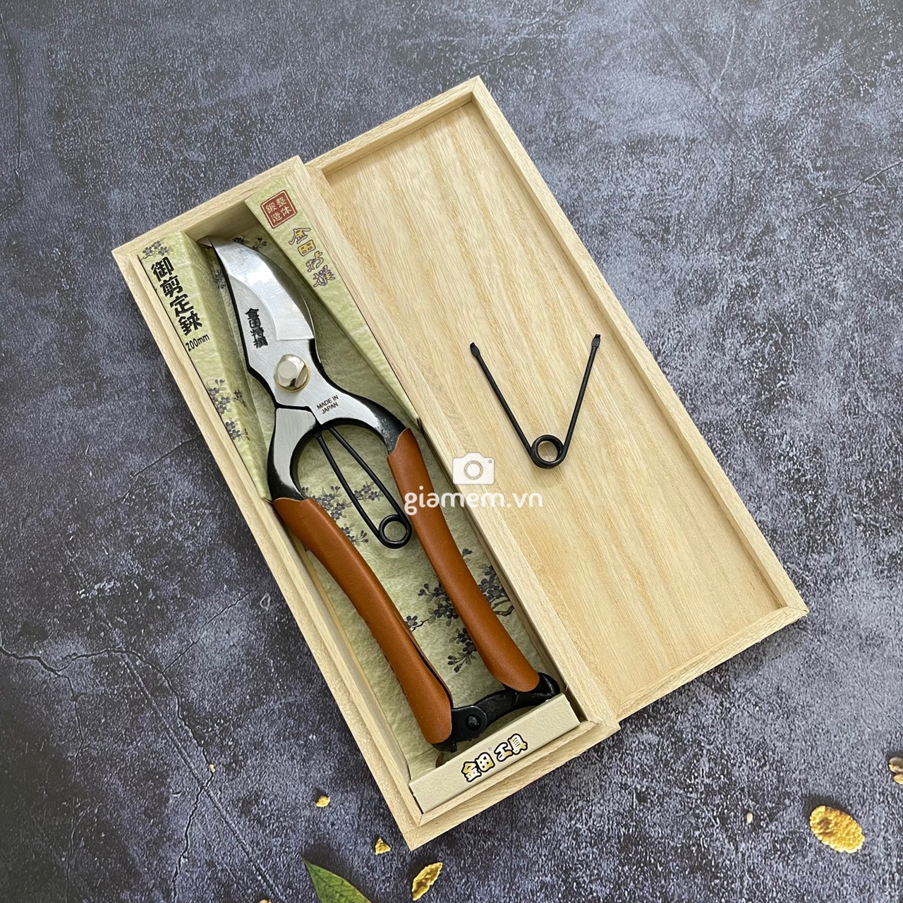 Kéo cắt cành tỉa cành thép đen nguyên khối ốp da kèm lò xo xịn và hộp gỗ đựng kéo siêu xịn made in japan