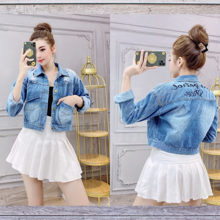 Áo khoác bò nữ lửng túi thấp thêu chữ sau lưng thời trang