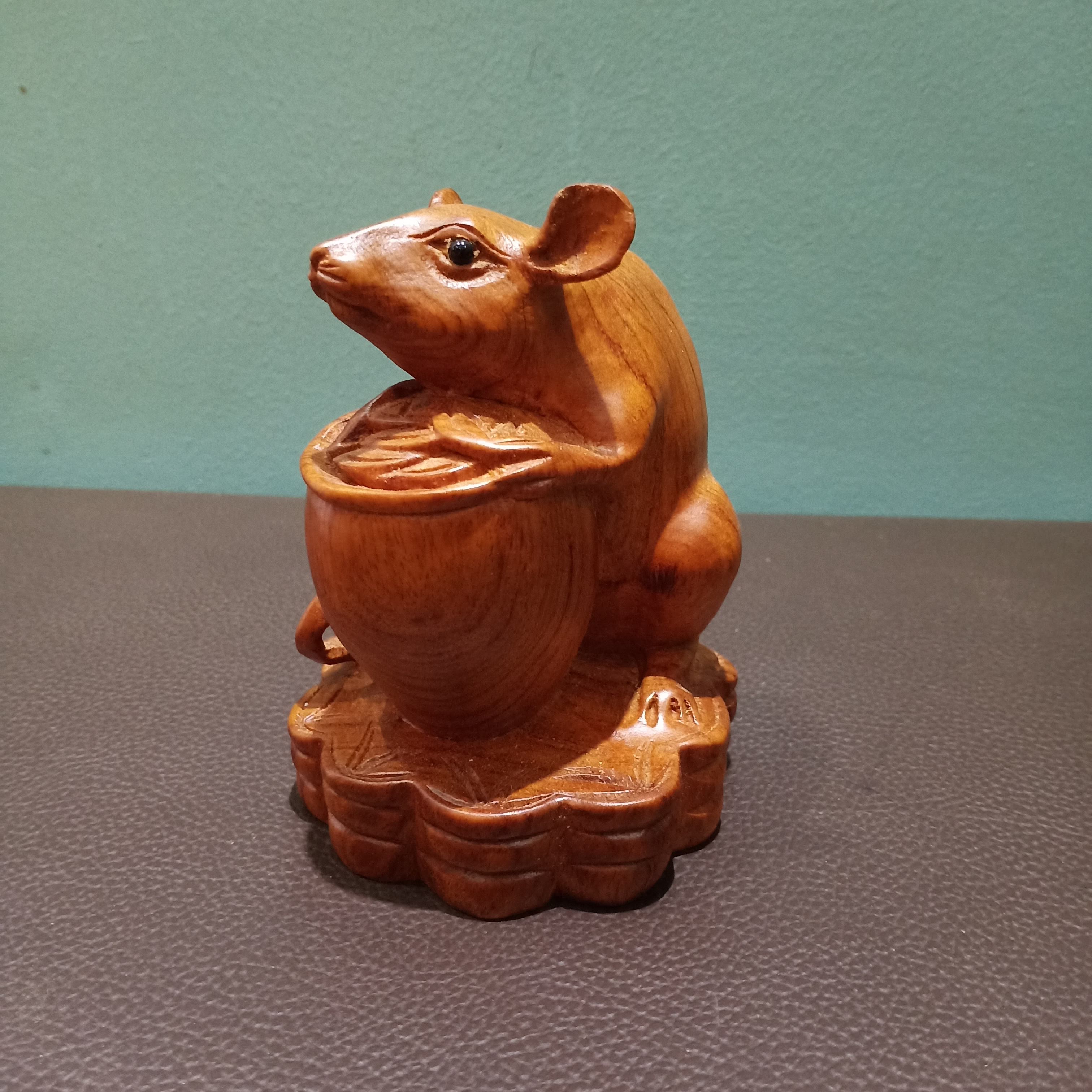 Tượng chuột ôm chĩnh gạo gỗ hương