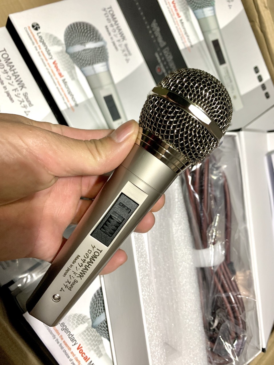 Micro karaoke có dây tomahawk hàng chính hãng , chống hú , hít mic - dây dài 6m - new 2021