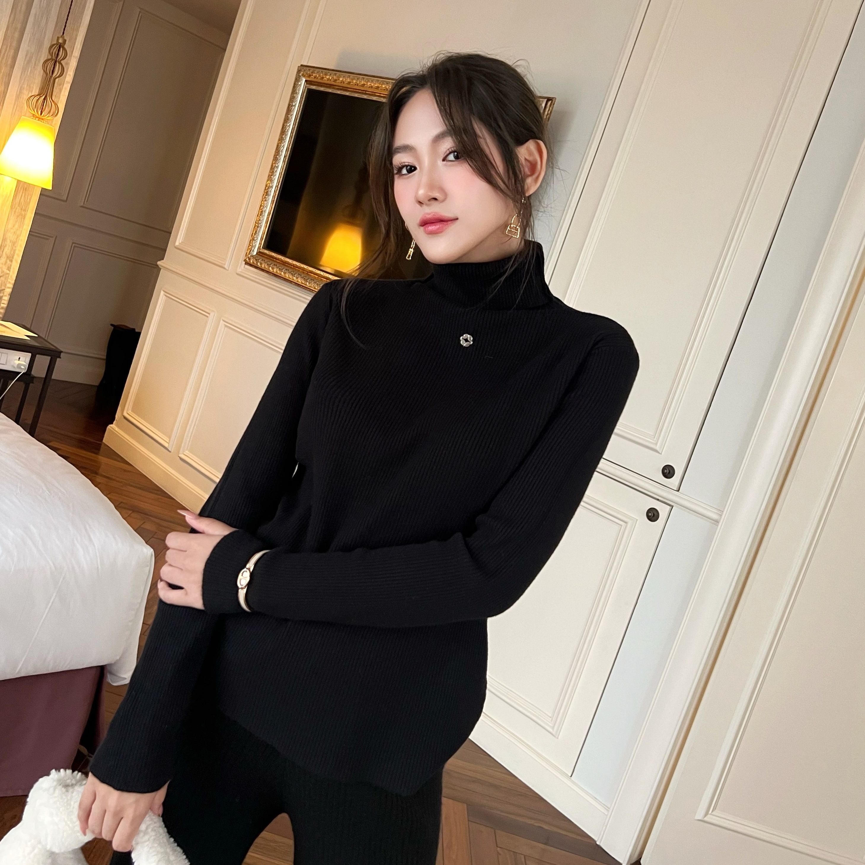 Rollo Top - Áo Len Cao Cổ Nữ Mùa Đông Dài Tay Dáng Ôm Ấm Áp Thiết Kế Đính Monogram Veo's Màu Đen, Trắng, Xám