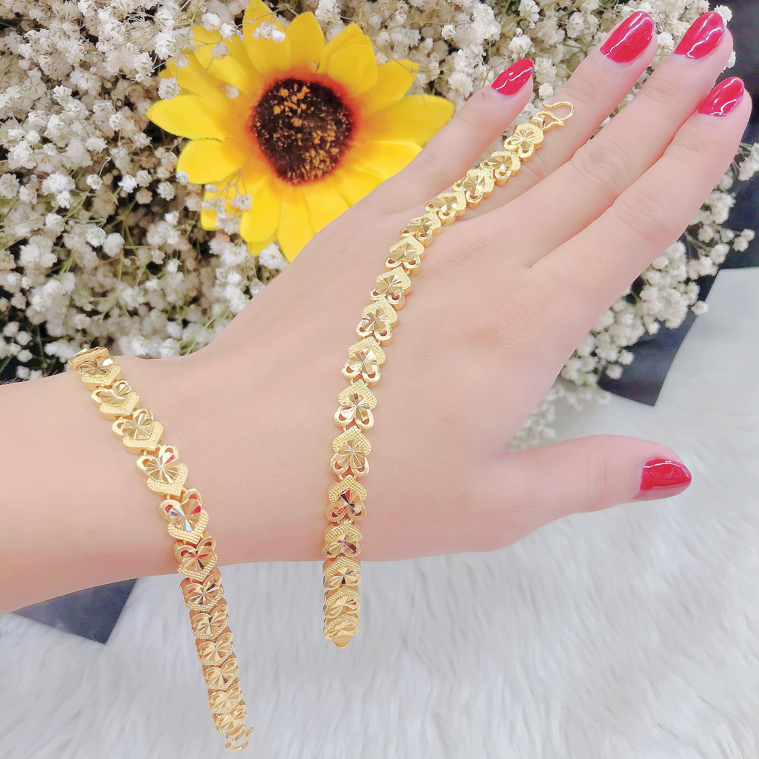 Sở hữu ngay chiếc vòng tay nữ mạ vàng 18k mẫu 058.0505 giá rẻ, bạn sẽ có một món trang sức đẹp và độc đáo để làm mới phong cách của mình. Với thiết kế đơn giản nhưng tinh tế, vòng tay này thực sự là một lựa chọn hoàn hảo cho các tín đồ thời trang.
