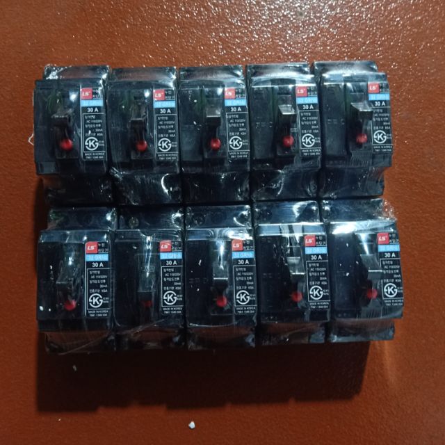 Bộ 10 Aptomat Chống Giật 30A - Dòng Dò 30Ma Hàn Quốc trắng đen giao ngẫu nhiên