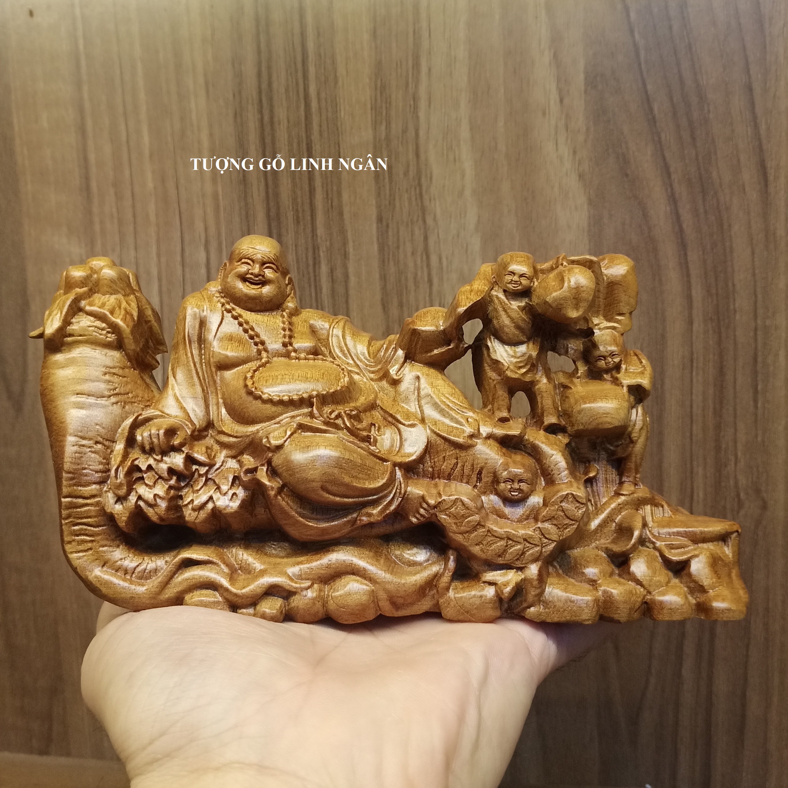 Tượng di lặc ngồi sâm gỗ bách xanh