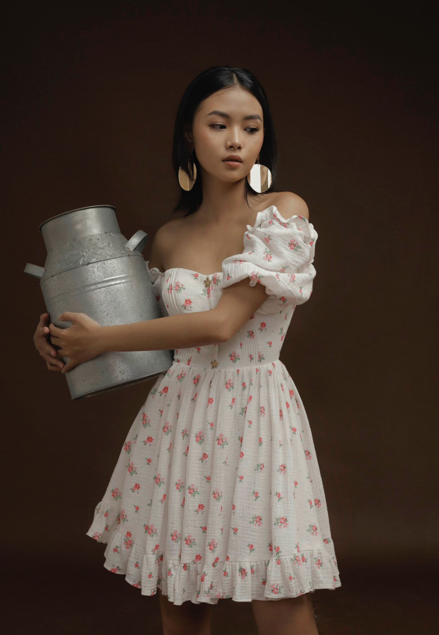 Đầm hoa dáng xoè trễ vai The Country Gouda Dress vải trắng in hoa