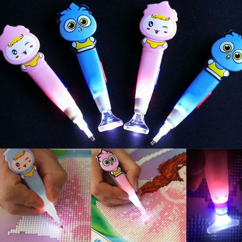 Bút đính đá 1 viên, 3 viên, 6 viên, 9 viên có đèn cute dễ dùng màu hồng