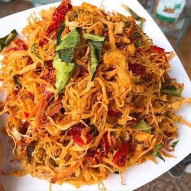 KHÔ GÀ LÁ CHANH XÉ CAY NHÀ LÀM