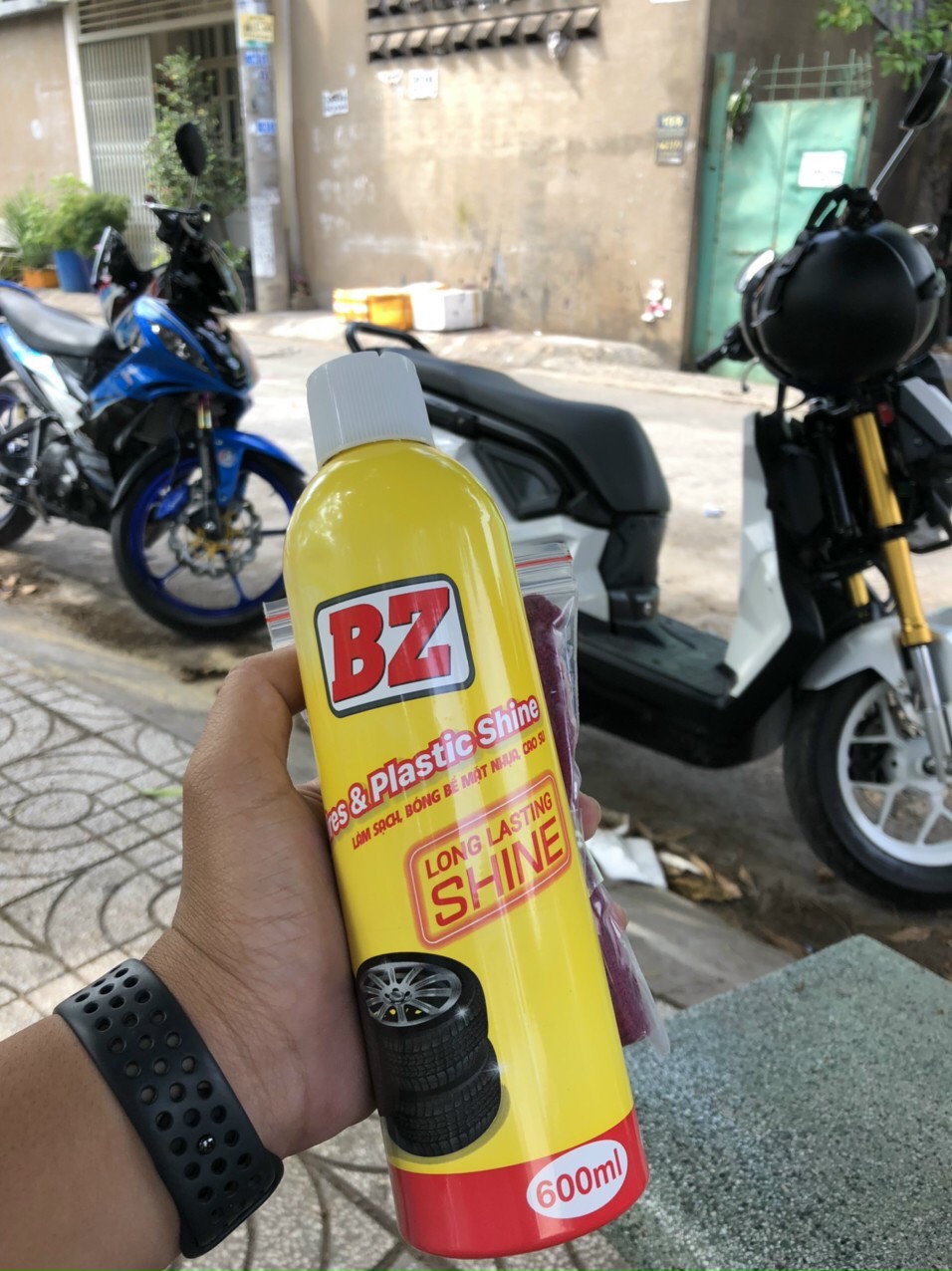 [HCM]CHAI XỊT BÓNG VỎ XE NHỰA NHÁM BZ TIRES PLASTIC SHINE 600ML TẶNG KÈM KHĂN LAU