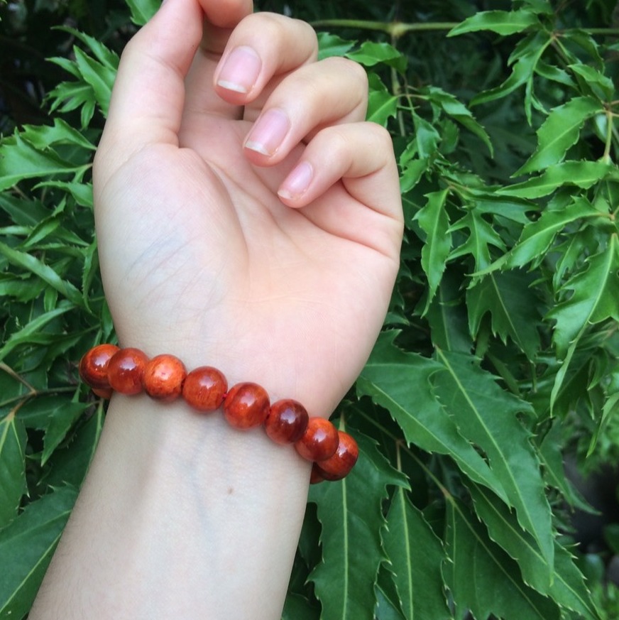 Vòng đeo tay phong thủy gỗ Huyết Long 8li sáng đỏ