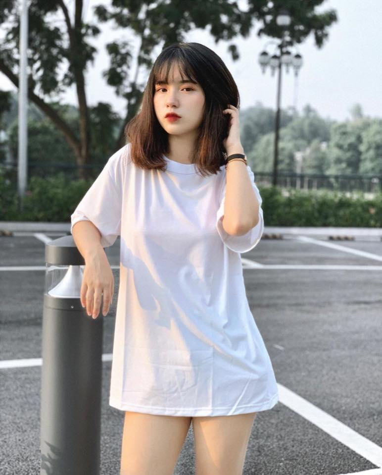 Chào đón tháng 4/2024 với bộ sưu tập áo phông trắng nữ rộng giá rẻ, bán chạy nhất tại Việt Nam. Được sản xuất từ vải cotton 100%, áo phông trắng giúp bạn với một phong cách trẻ trung và phù hợp với mọi dịp đặc biệt. Thoải mái, dễ mặc và dễ phối đồ, hãy thêm áo phông trắng vào tủ đồ của bạn và thể hiện phong cách riêng của mình.