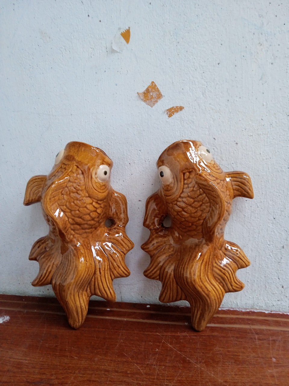 Bình hoa treo tường cá men nâu đỏ