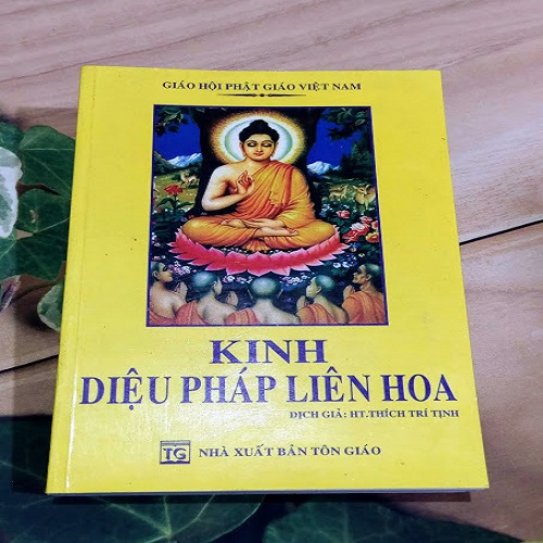 Kinh diệu pháp liên hoa bìa vàng