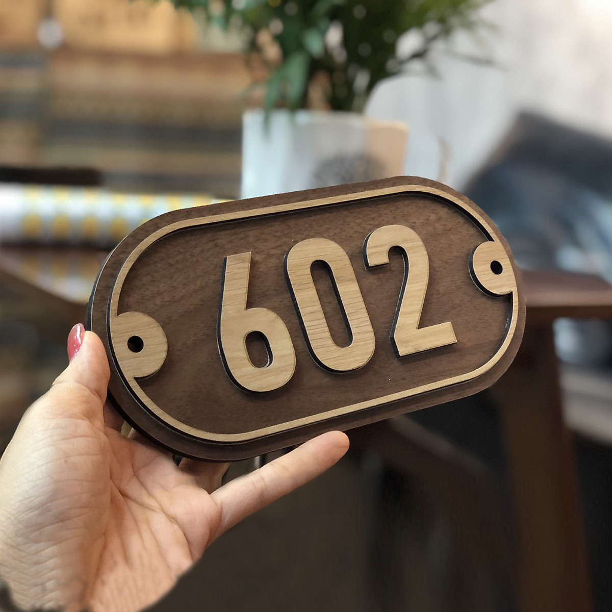 Bảng, biển số phòng khách sạn, tùy chọn số, size 20x10cm gỗ 2 màu tương phản, số dán nổi clock decor