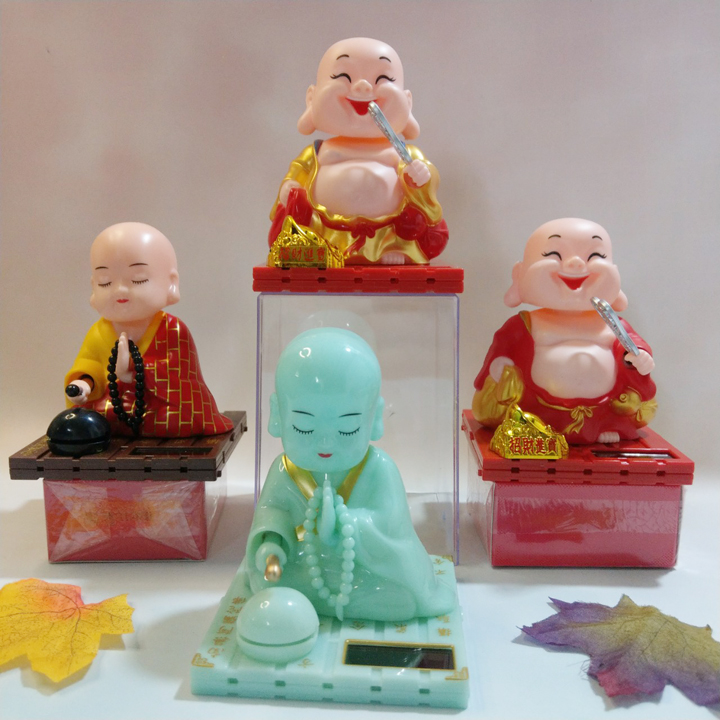 Tượng phật chú tiểu gõ mõ tụng kinh để taplo trang trí xe hơi ô tô - T029