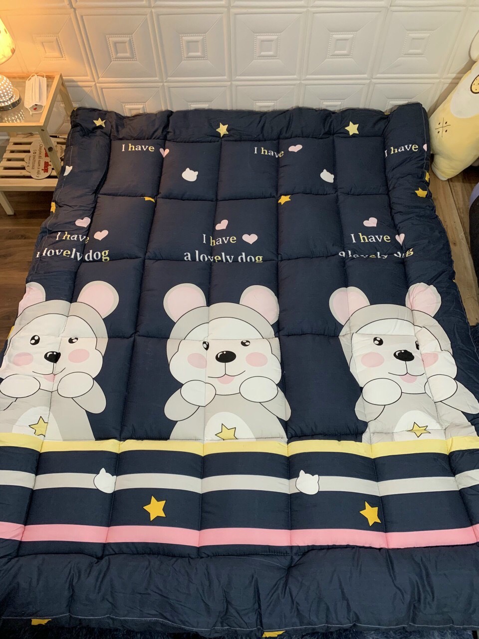 Toper nệm trải sàn hoặc trải giường giúp người sử dụng cảm giác thấy êm ái nệm có thể cuộn lại gọn gàng cất đi khi không sử dụng