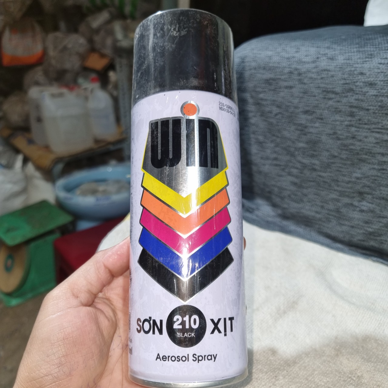 Sơn xịt màu đen bóng a210 win
