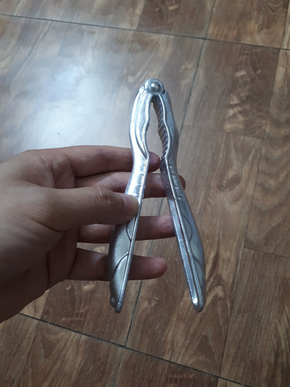 Dụng cụ kẹp càng cua ghẹ, tách vỏ hải sản bằng gang tiện lợi