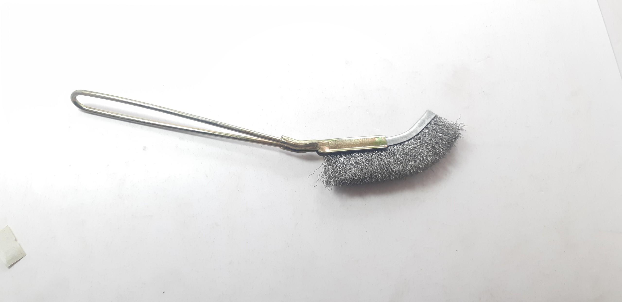Bàn Chải Cong Cán Sắt