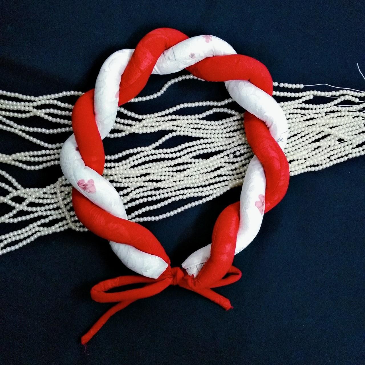 Mấn đội áo dài cách tân màu đỏ trắng