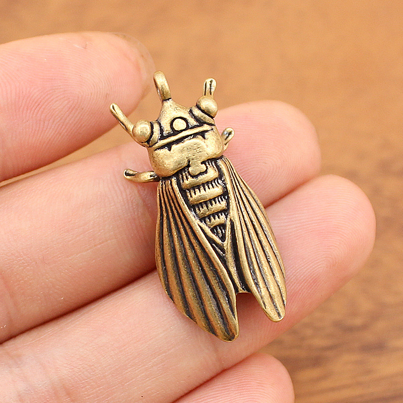 Tượng Nhỏ Phong Thủy Bằng Đồng Kiểu Dáng Hình Ve Sầu (Kích Thước: 3.8cm x 2.1cm)