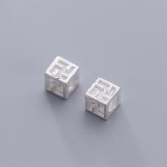 Charm bạc vuông khắc chữ vạn - mh028