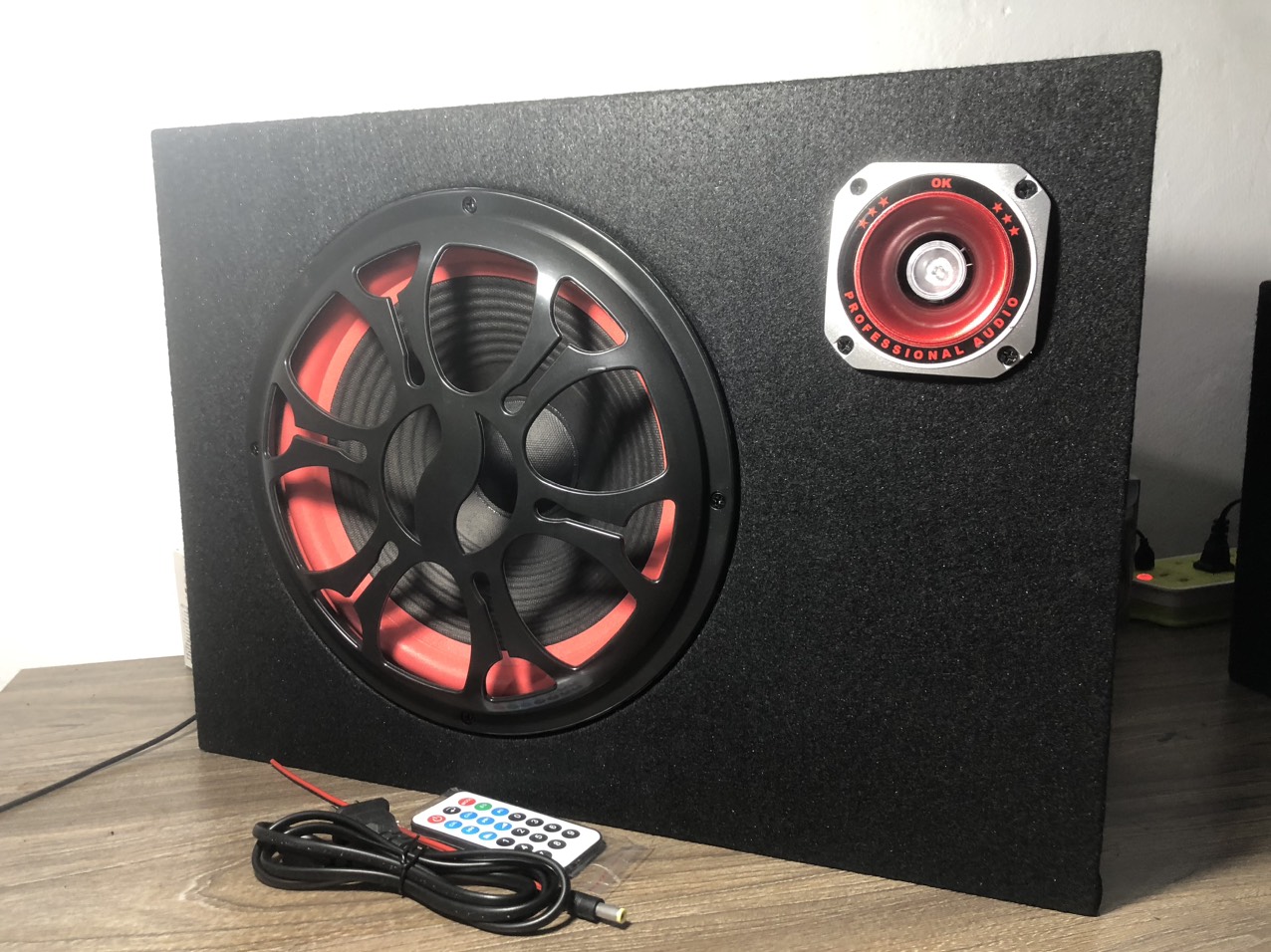 Loa CROWN 10 vuông có bluetooth, nguồn 12,24V và 220V. max 200W, bass 24Cm, BH 06 tháng