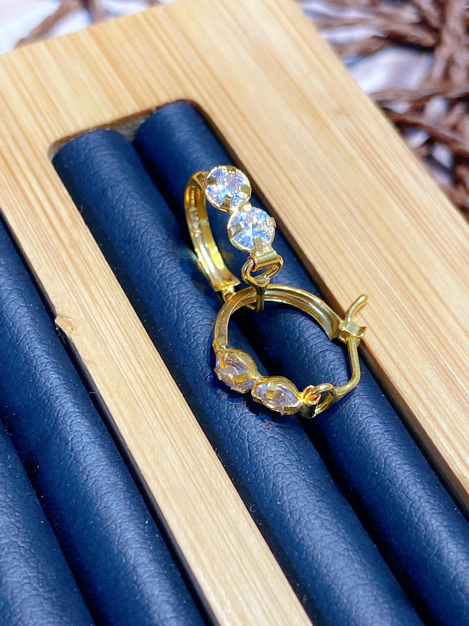 BÔNG TAI VÀNG TÂY 10K ĐÍNH 2 VIÊN ĐÁ CHUẨN CÓ HÓA ĐƠN TIỆM VÀNG CAM KẾT KHÔNG BAY MÀU KHÔNG HOEN GỈ