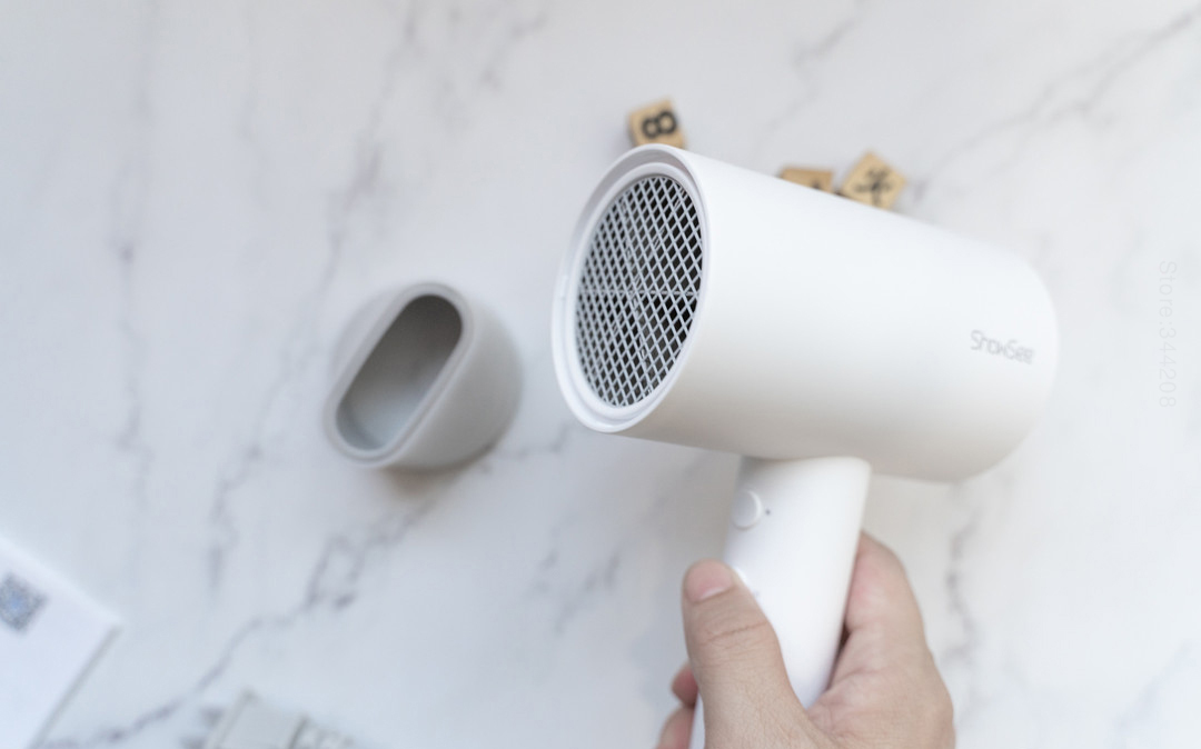 Máy sấy tóc 1800W Showsee A1-W có công suất 1800W, giúp bạn hong khô tóc nhanh chóng, từ đó tiết kiệm điện năng