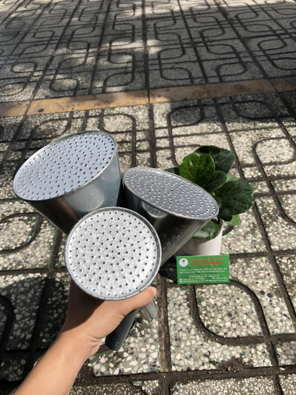 Vòi sen tưới cây, đầu sen tưới cây bằng tôn mạ kẽm chống gỉ, giá rẻ tiện lợi