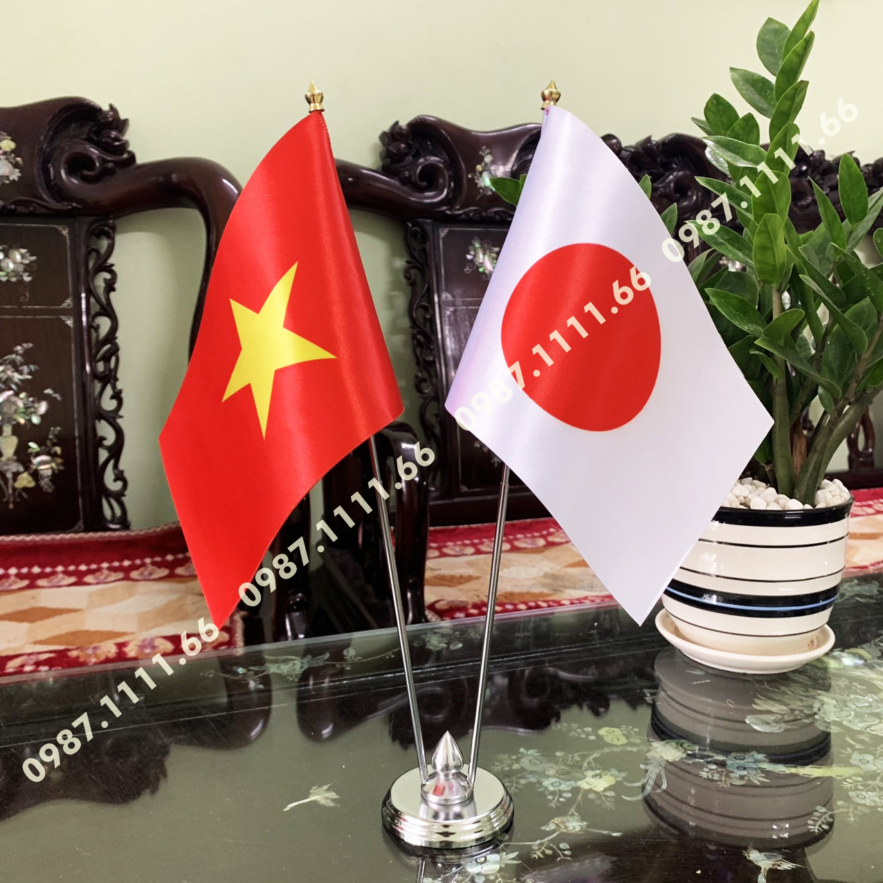 Cờ để bàn đế thép loại cắm 2 cờ việt nam - nhật bản