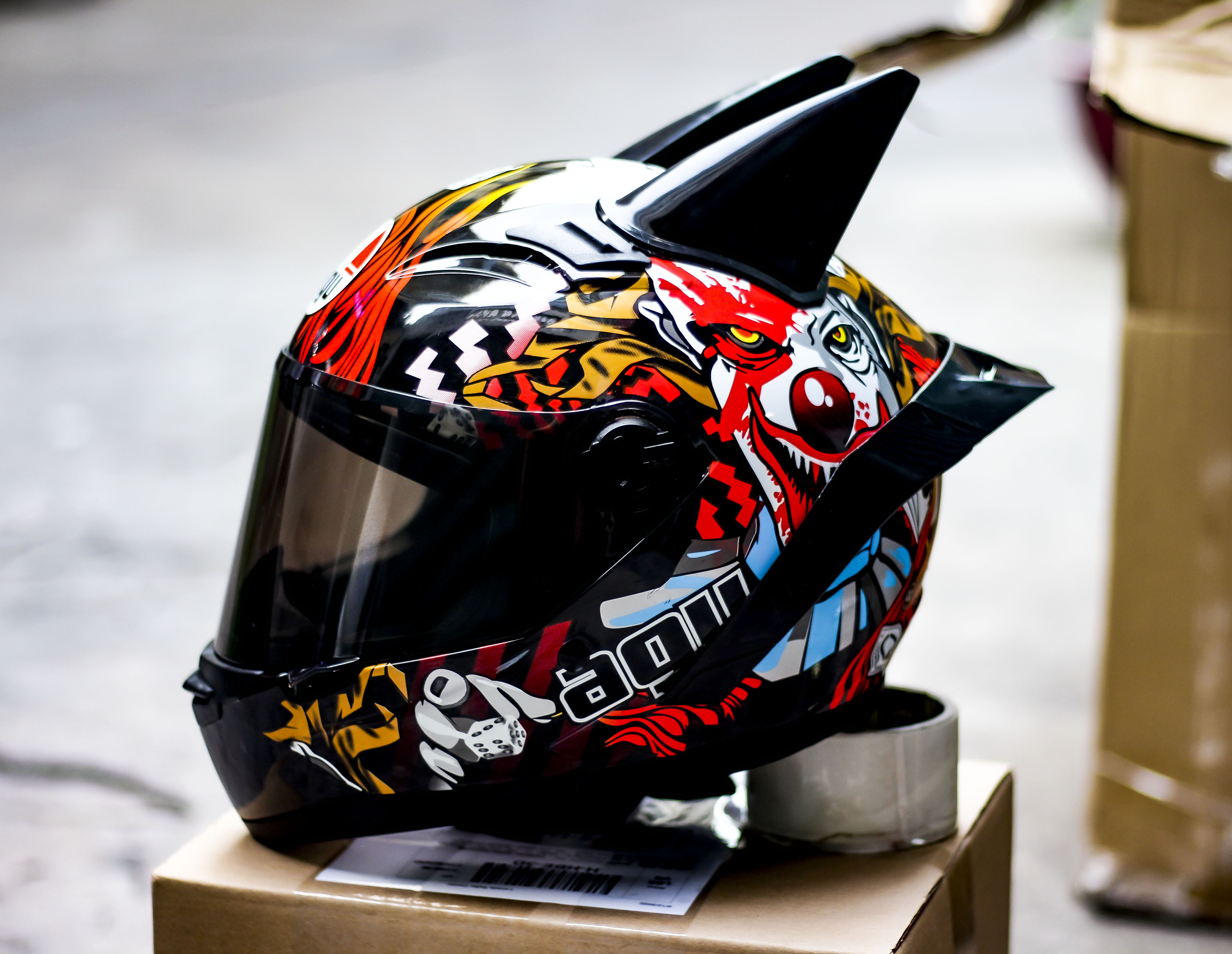 Mũ Fullface AGU Lên tem JOKER có Sừng Batman + Đuôi gió và túi đựng nón,Sản Phẩm Chất Lượng, Ưu Đãi Dành Cho Bạn.