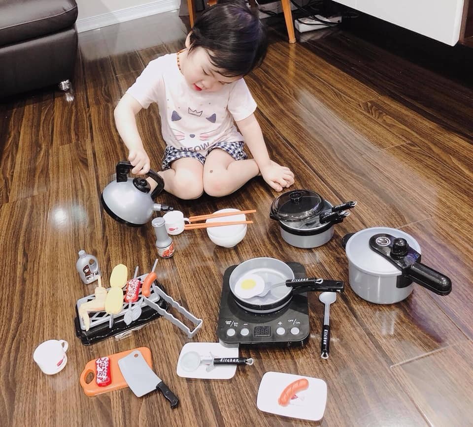 Đồ chơi nấu ăn 36 món cho bé trai và bé gái trên 3 tuổi với nhiều dụng cụ nhà bếp có đèn và nhạc như thật: nồi hầm, bếp từ, ấm đun nước, bộ thìa muôi nấu ăn kèm bát đũa,... chất liệu nhựa ABS cao cấp bằng nhựa cứng