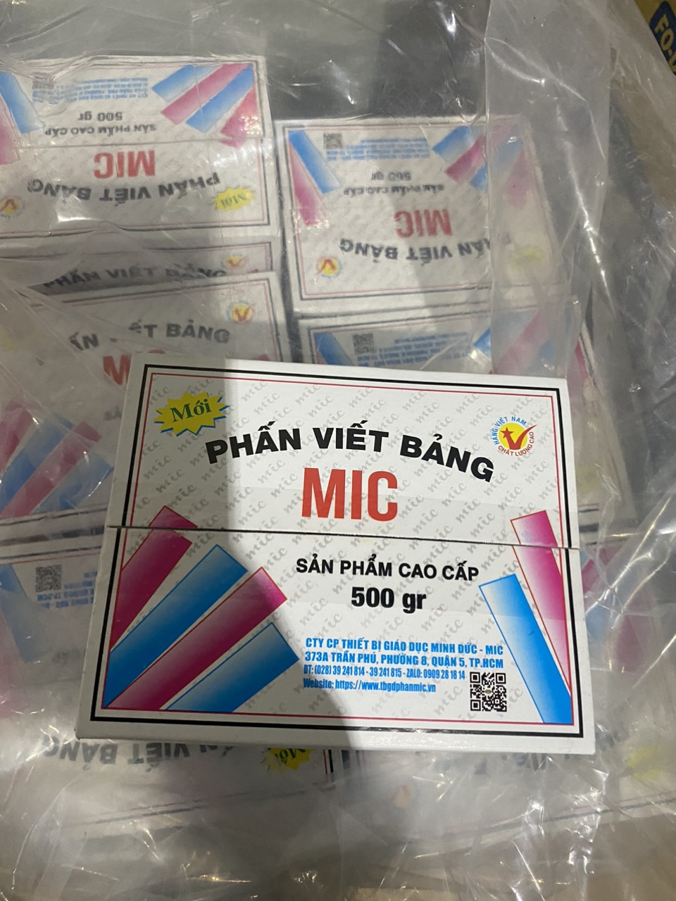 Hộp 100 viên phấn trắng bụi thạch cao mic - 500g và bút kẹp phấn