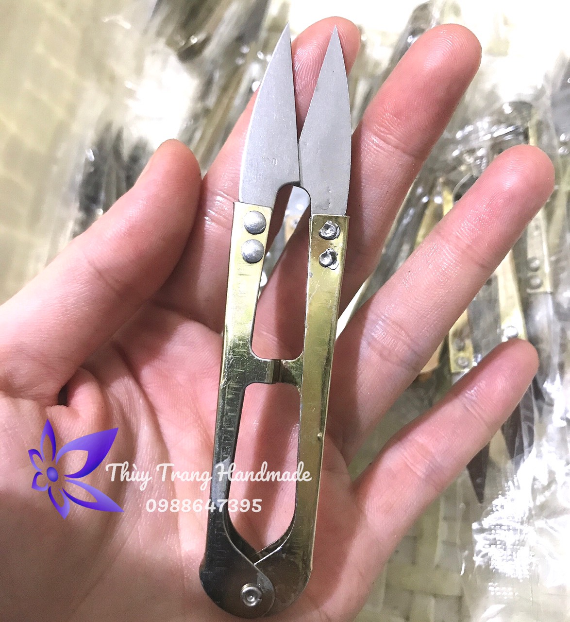 1 cây kéo bấm cắt chỉ thừa