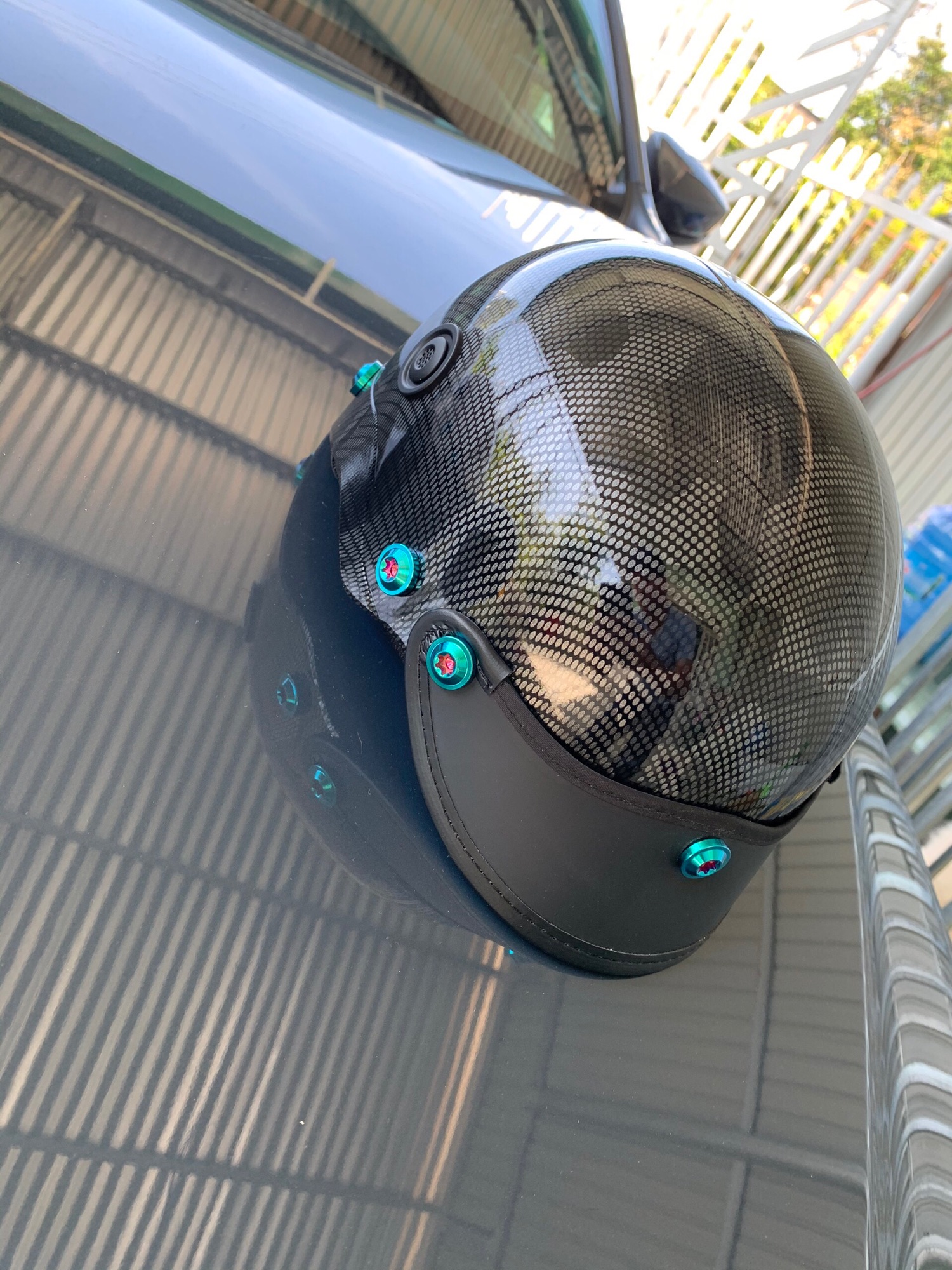 Nón đen carbon gắn 7 ốc titan