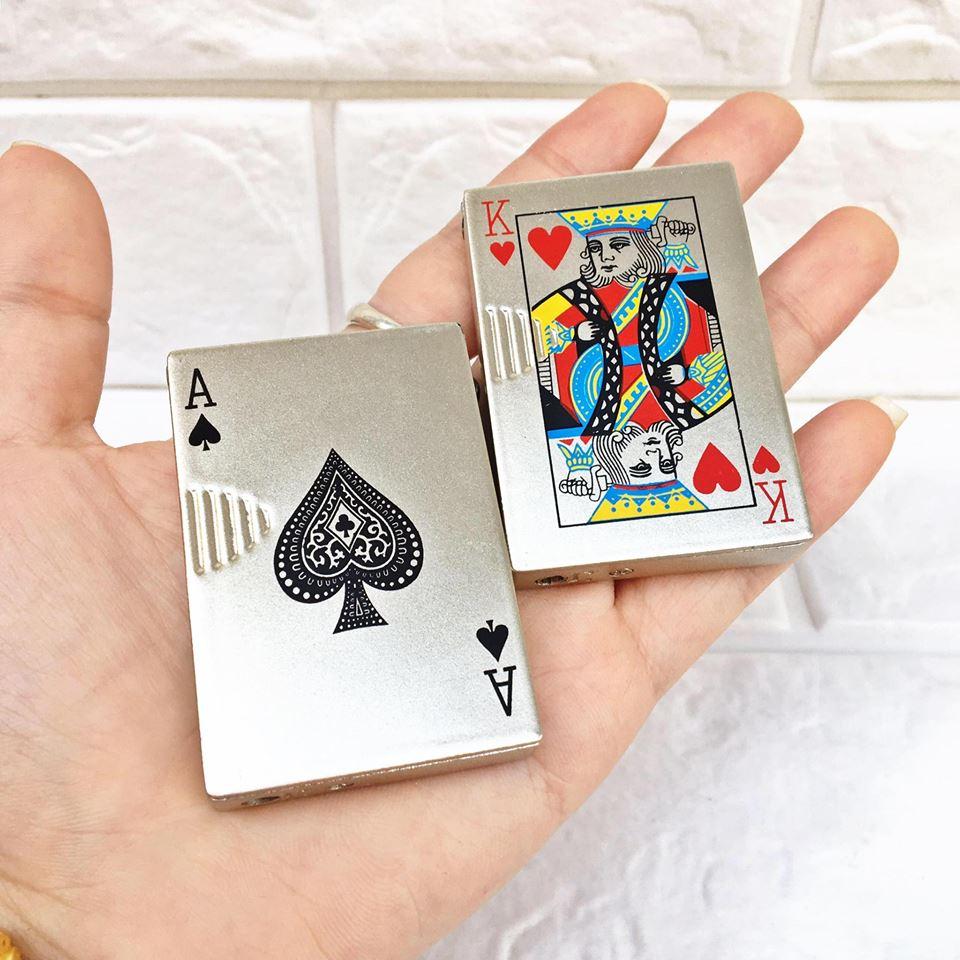BẬT LỬA KHÈ HÌNH LÁ BÀI (CÓ ĐÈN SOI TIỀN GIẢ)