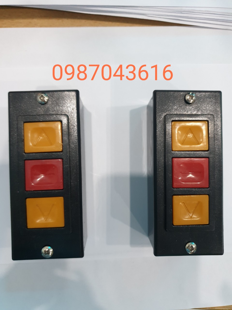 Hộp nút nhấn cửa cuốn 3 nút