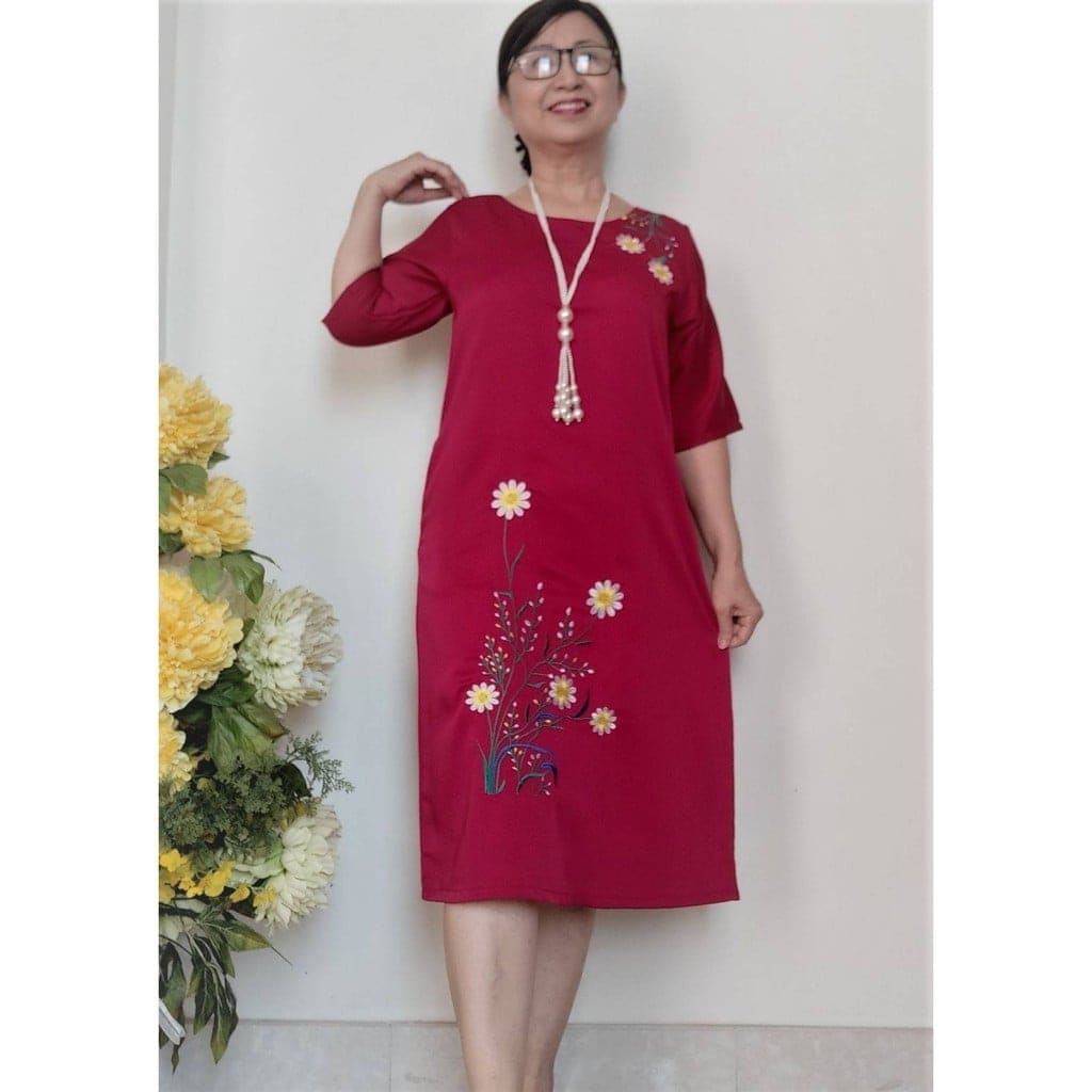 [HCM]Đầm Trung Niên Thêu Hoa Cúc - Dáng Suông - Vải Lụa Gân Pháp không Co Giãn