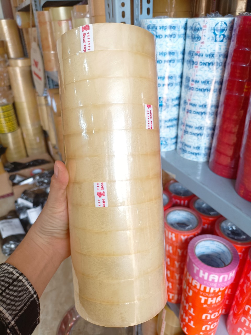 1 cây băng keo trong 24mm 100yard dùng để dán hộp quà, bì thư