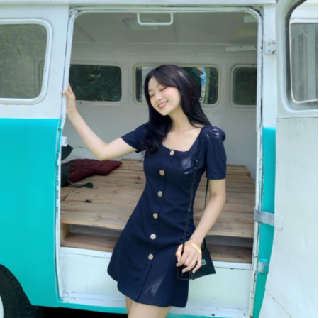 Đầm công sở cổ vuông nút gỗ xinh xắn