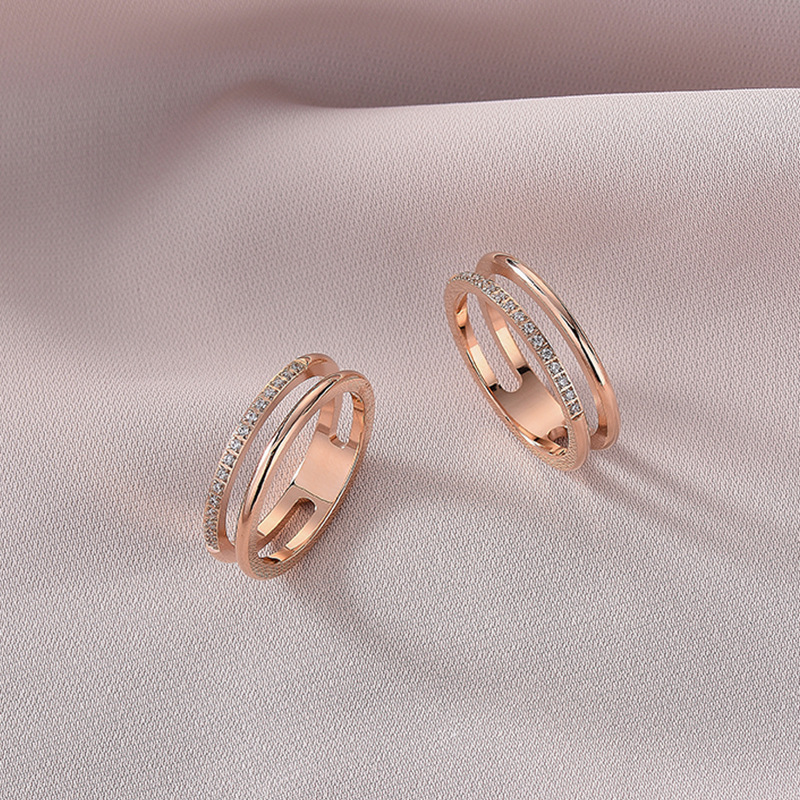 Nhẫn titan nữ đính đá thiết kế song song độc đáo