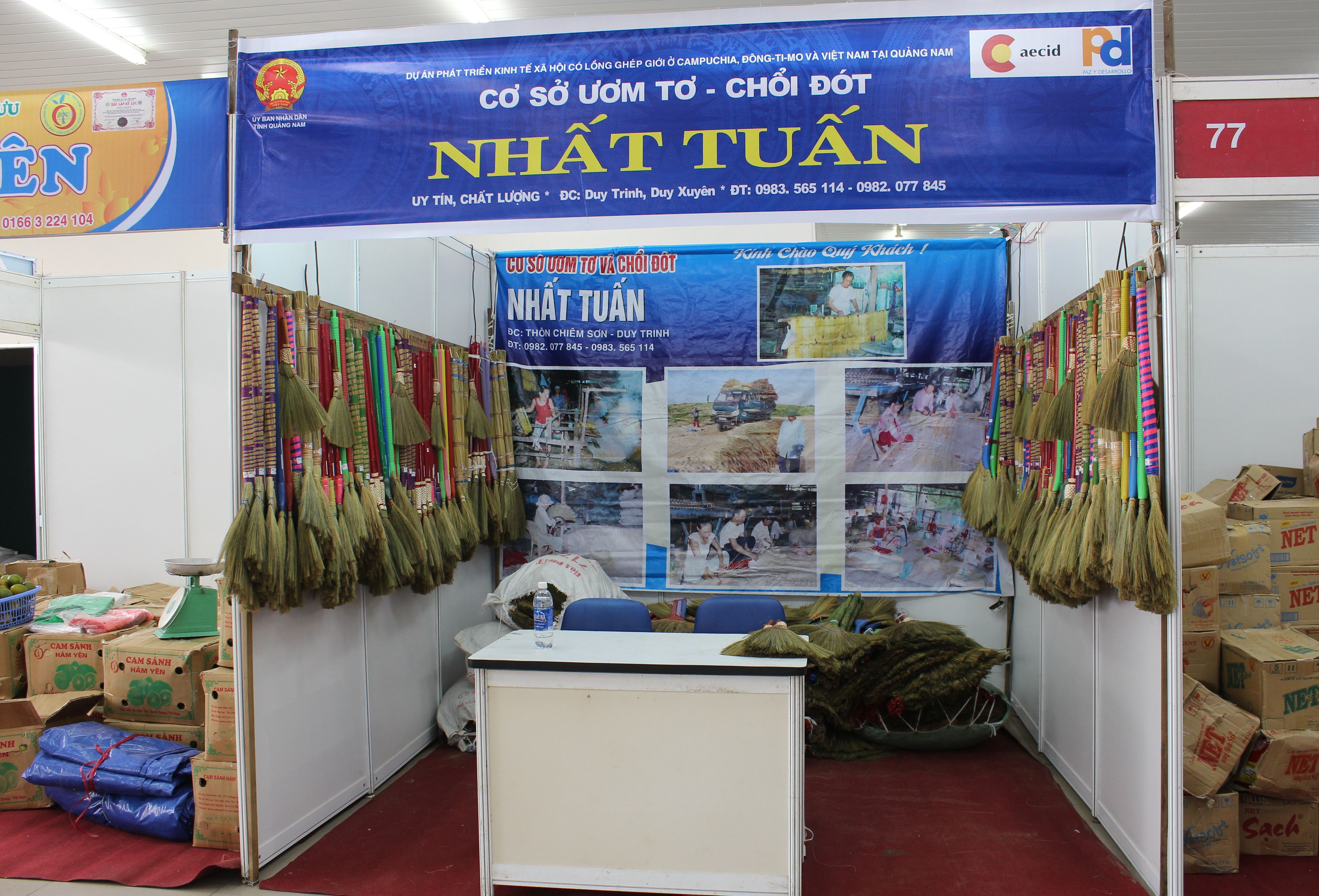 Chổi đót cước tím ( Chổi chít ). Cán chổi bằng cọng đót tự nhiên quấn bằng sợi cước tím chặt. Tép chổi được bện bằng sợi mây kết hợp sợi cước chắc chắn. Bông đót được làm sạch bụi