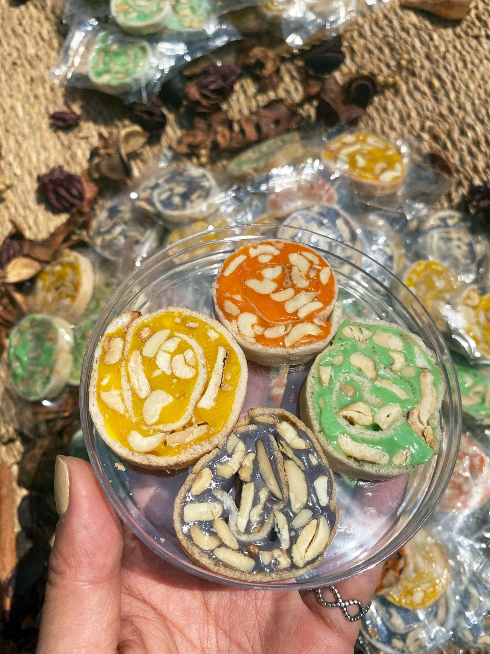 Hủ 500gr Kẹo dừa sắc màu đậu phộng cuốn bánh tráng phồng - Food by Mama
