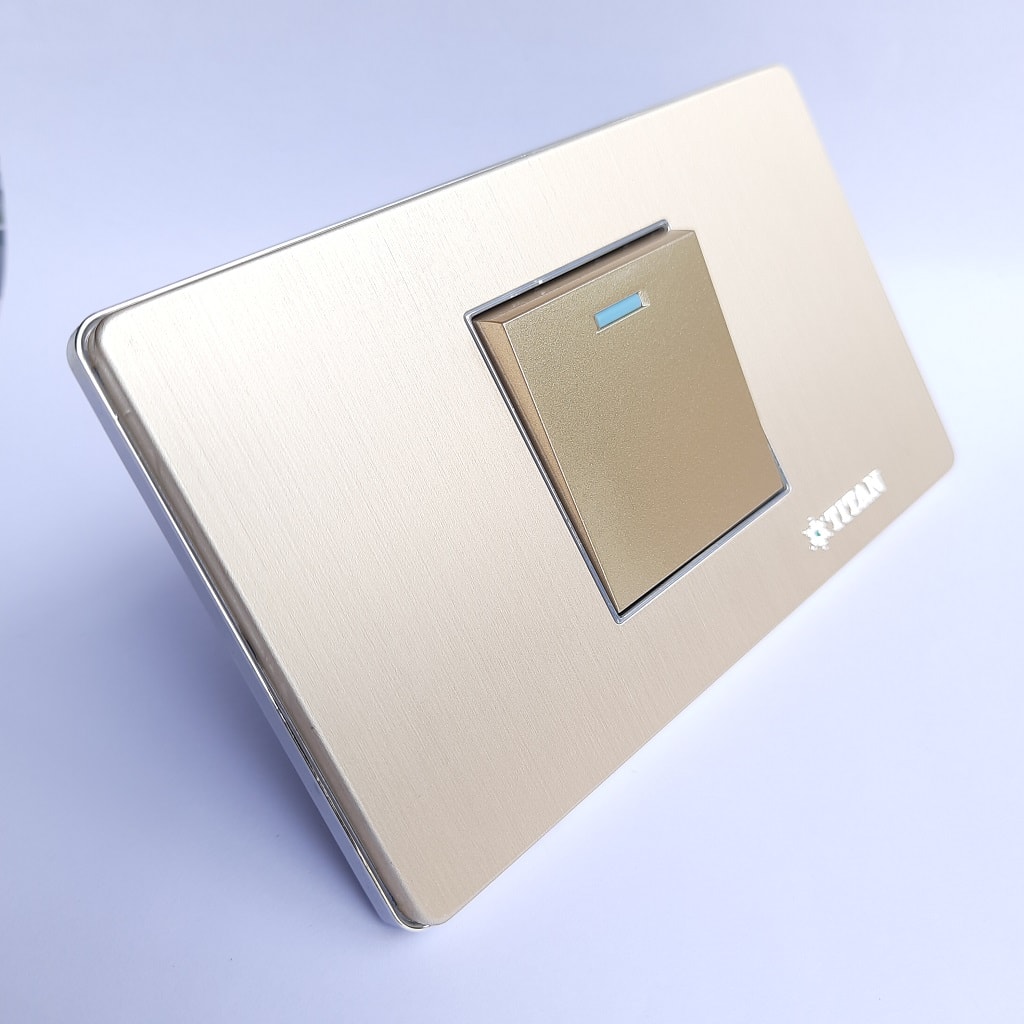 Mặt 1 công tắc đa chiều titan gold size m