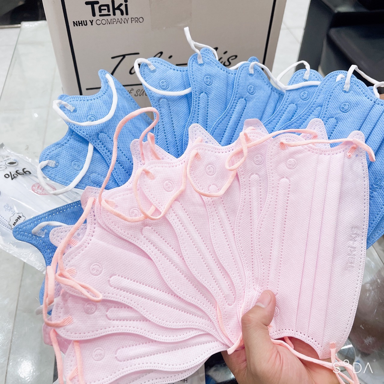 Khẩu trang mẫu cua taki siêu hót