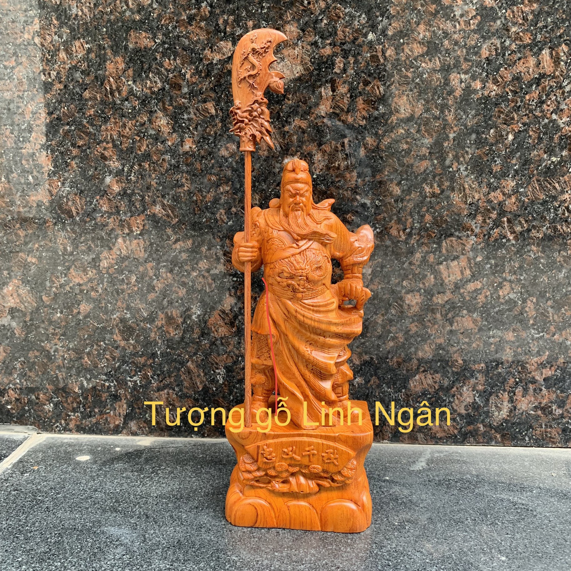 Tượng Quan công bằng gỗ hương cao 30 cm