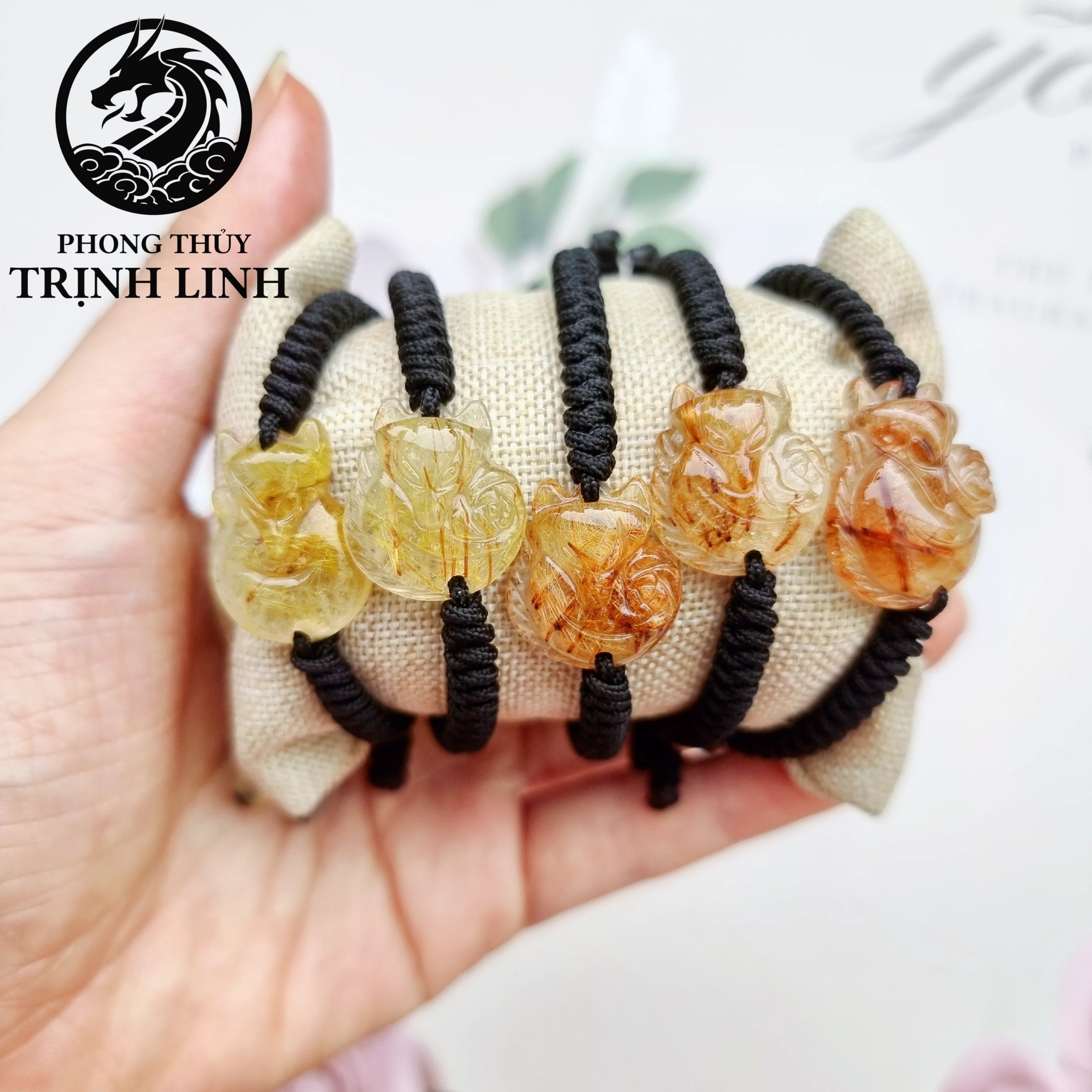Vòng tay cửu vỹ hồ ly thạch anh tóc vàng ôm hoa tài lộc