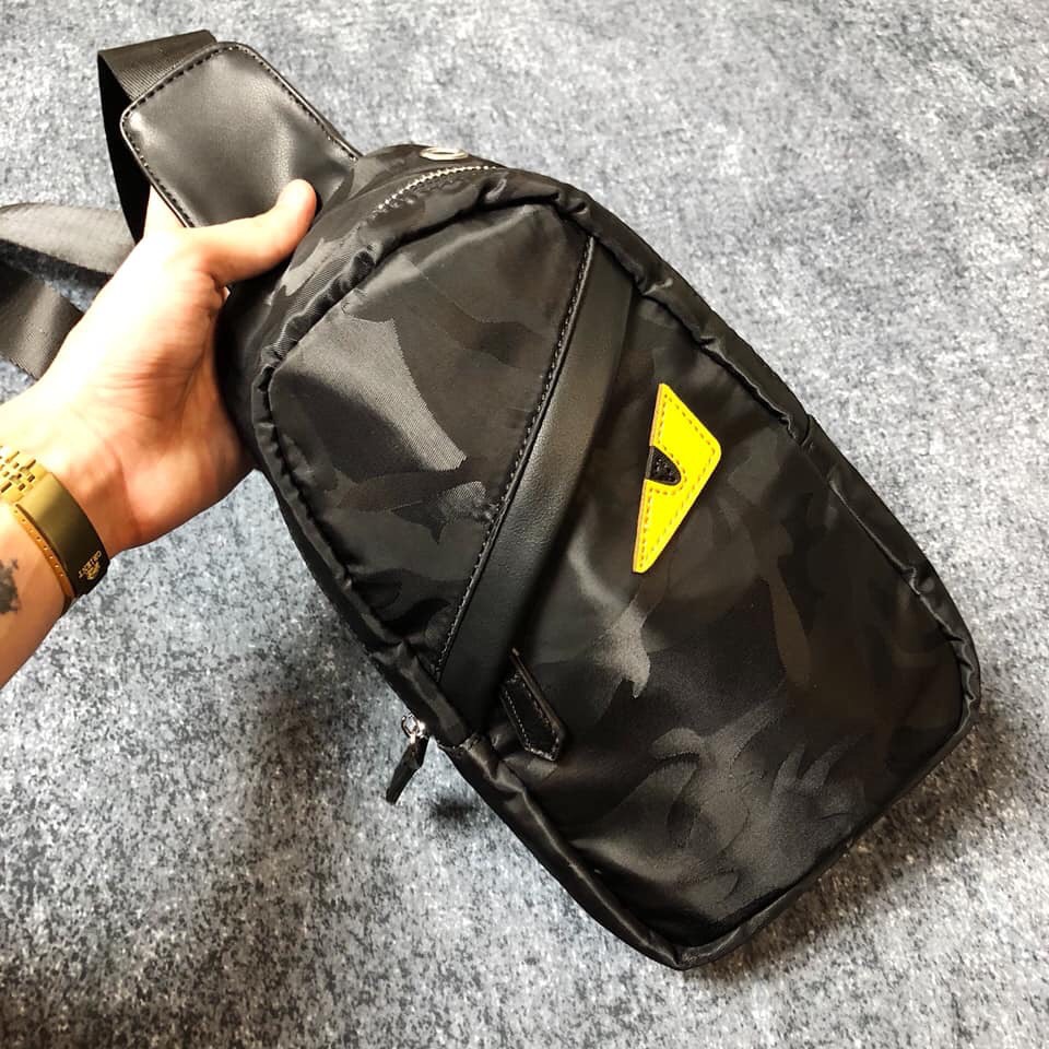 Túi đeo chéo bape 1 mắt quỷ