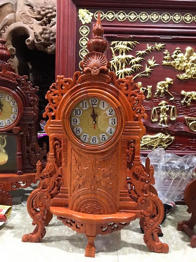 Đồng hồ trang trí để bàn gỗ hương